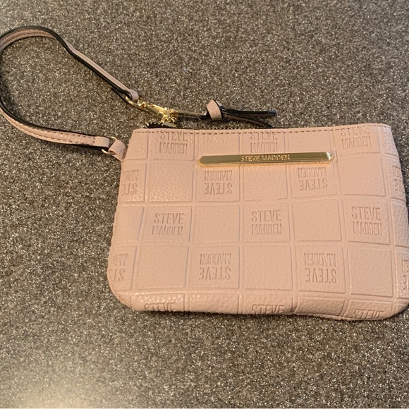 Steve Madden Wristlet / Purse! Brand New…Label & Zipper still covered in plastic - Picture 3 of 13
